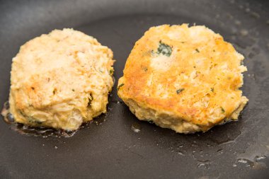 Ham ve usanmış yengeç kek pan