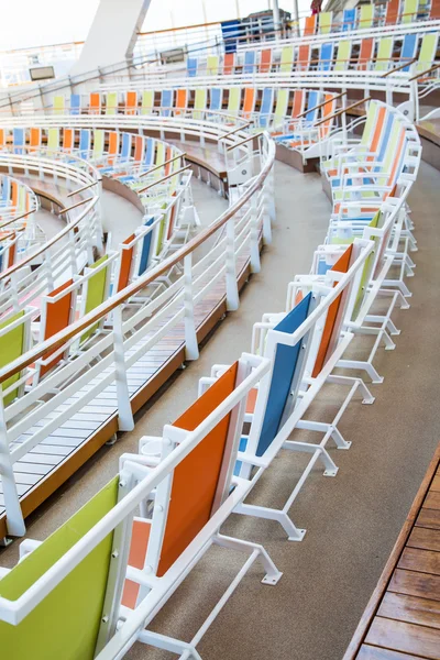 Řady židlí barevné plátno zahnutá kolem arény — Stock fotografie