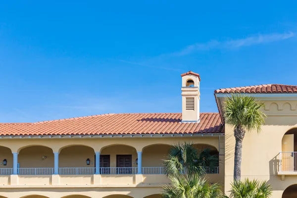 Tropical Resort Hotel with Red Tile Roof — Stock Photo, Image