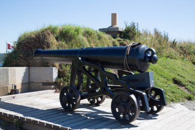 Kanada sahilindeki eski savaş topu