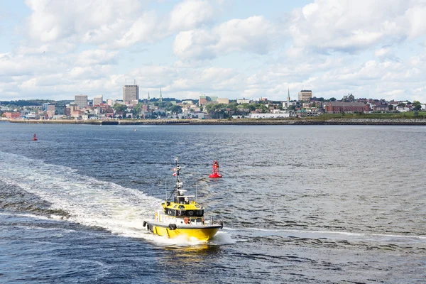 Яхта Bright Yellow Boat Speeding из Сент-Джонса — стоковое фото
