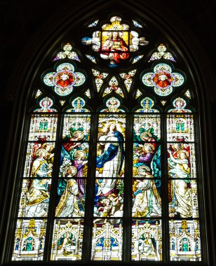 siyah kemerli vitray pencere