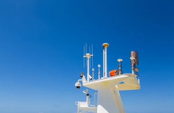 Iletişim ve güvenlik donanımları üzerinde gemi cruise — Stok fotoğraf