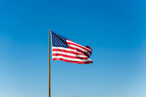 Amerikanische Flagge auf altem Fahnenmast — Stockfoto