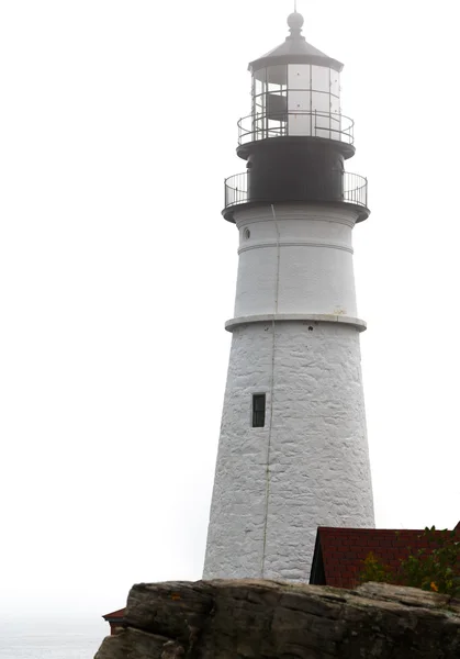 Faro blanco y negro y cielos grises — Foto de Stock