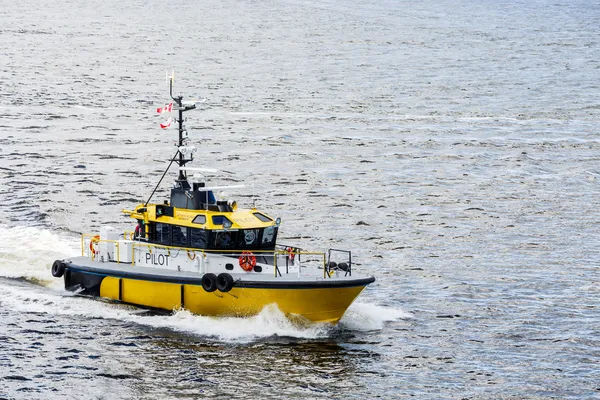 Gelbes Lotsenboot schneidet durch Bucht — Stockfoto