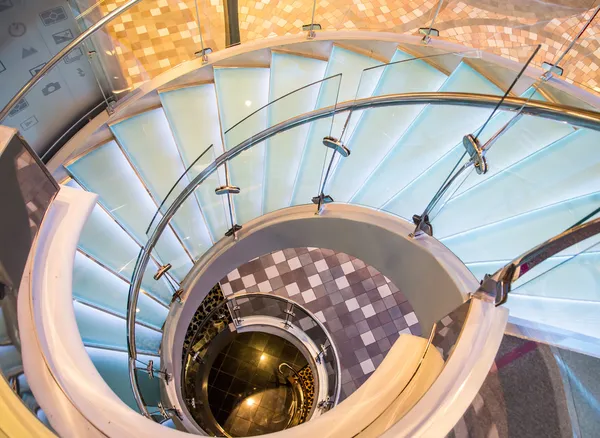 Krom ve cam döner merdiven — Stok fotoğraf