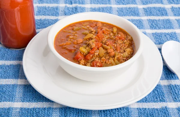 Kom van chili con carne met hete saus — Stockfoto