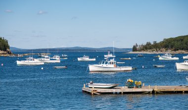 Beyaz tekne iskelesi ötesinde mavi su