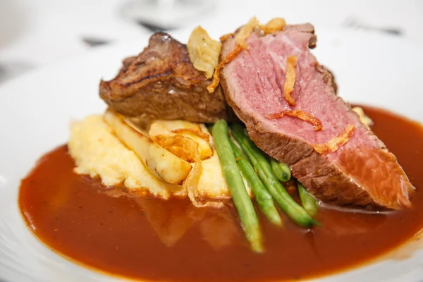 Carne de bovino rara com feijão verde e batatas — Fotografia de Stock