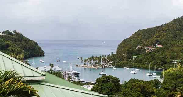 Marigot bay túl zöld tető — Stock Fotó