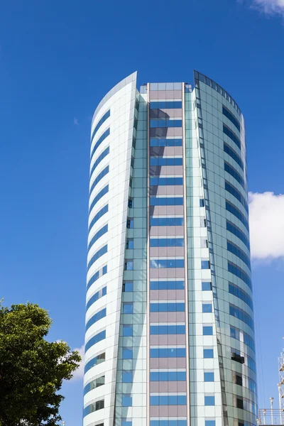 Torre azul y verde moderna del hotel —  Fotos de Stock