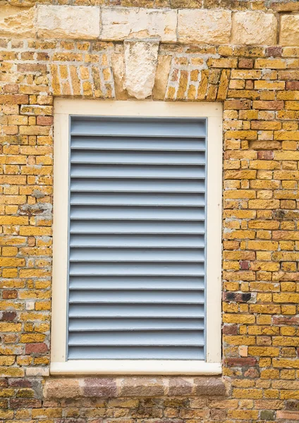 White Wood Shutters in Old Brick Wall — Stock Photo, Image