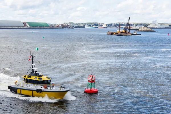 Barco piloto amarillo redondeando marcador de canal rojo — Foto de Stock