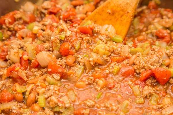 Chili in Pot roeren — Stockfoto