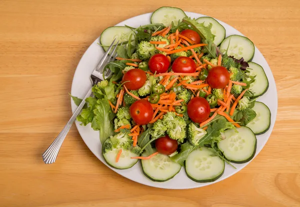 Ensalada de verduras con tomates cherry y pimientos de Cayena — Foto de Stock