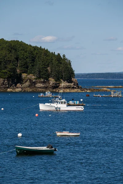 Små fiskebåtar i blått vatten — Stockfoto