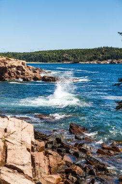Surf kayalar arasında sıçramasına