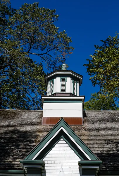 Trä cupola under blå himmel — Stockfoto