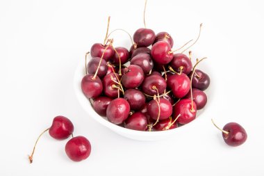 Beyaz masada bir kase kiraz.