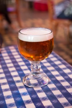 Mavi onay masa örtüsü bira kadehi