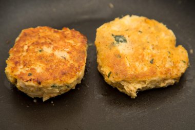 İki elmalı pasta sote tava pişirme