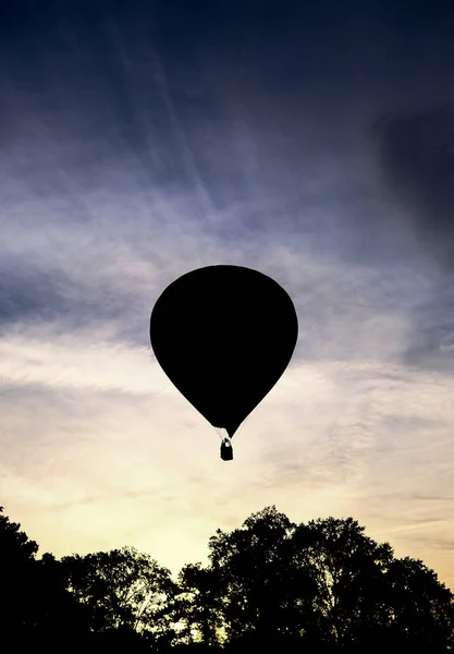 Varm luft ballong siluett — Stockfoto