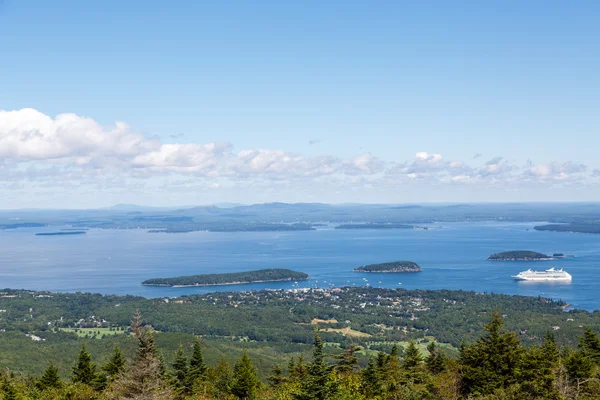 Bateau de croisière au large de la côte du Maine — Photo