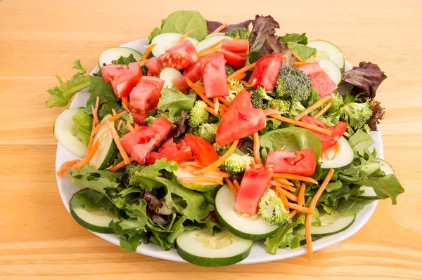 Salada verde com tomates vermelhos — Fotografia de Stock