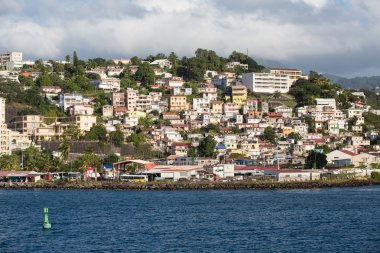 martinique kenarı yeşil kanal marker ile renkli evleri