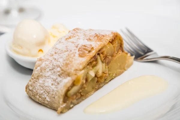 Tarte aux pommes et crème glacée à la fourchette — Photo