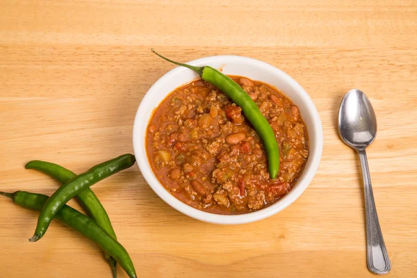 Chili med cayenne och peppar i skål — Stockfoto