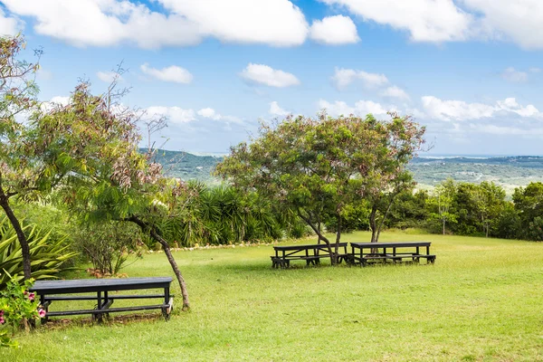 Picknickbänke an einem tropischen Hang — Stockfoto