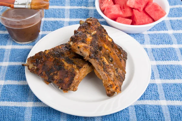 Côtes de barbecue avec sauce et pastèque — Photo