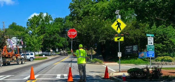 Control de tráfico en pavimentación de calles — Foto de Stock