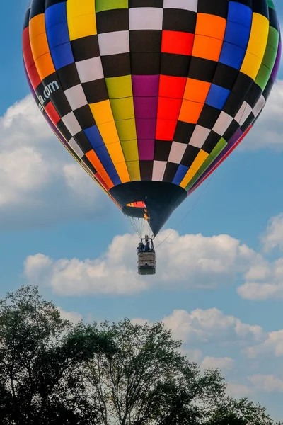 Varm luft ballong över träd — Stockfoto