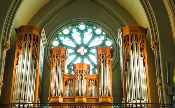 Orgelpijpen in balkon van kerk — Stockfoto