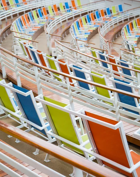 Oranje groen en blauw doek stadion stoelen — Stockfoto