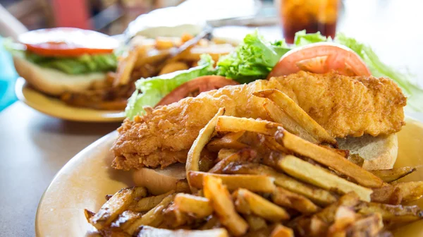 Sanduíche de peixe frito com batatas fritas — Fotografia de Stock