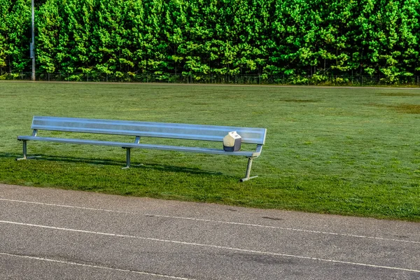 Koeler op de bank door Track — Stockfoto