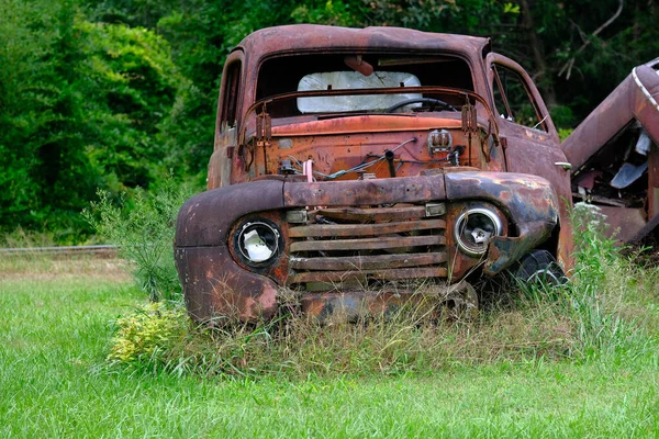 Frente del viejo camión oxidado — Foto de Stock