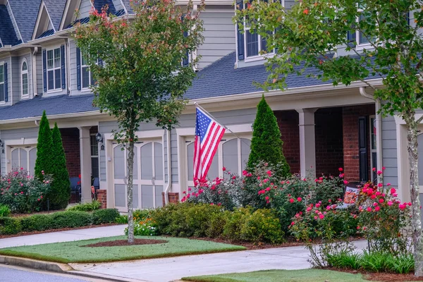 American Flag on Nice Townhouse — стокове фото