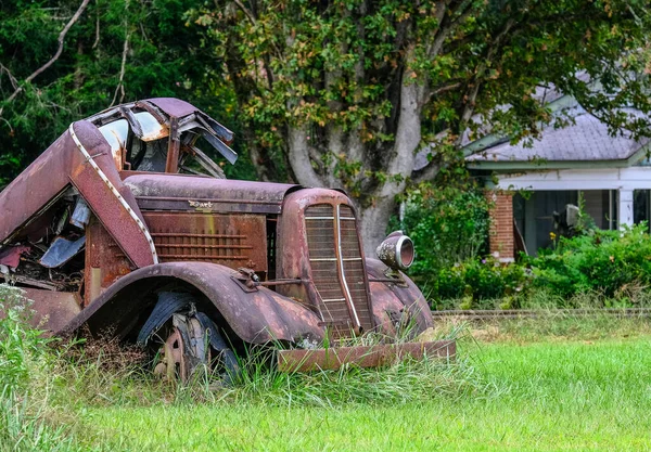 Avant de vieux camion à fléchettes rouillé — Photo