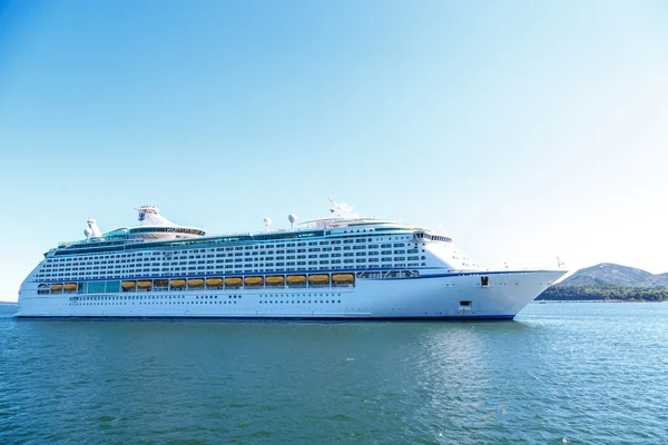 Luxe cruise schip op blauwe water en lucht — Stockfoto