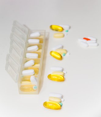 Hapları ve Pill konteyner üstünde beyaz sayaç