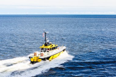 mavi su ile sarı ve siyah pilot tekne kesme