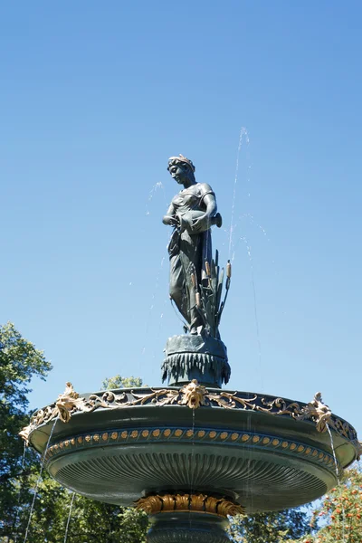Estátua na fonte sob azul — Fotografia de Stock