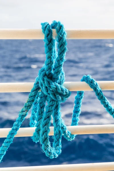 Cuerda azul en barandilla blanca del barco — Foto de Stock