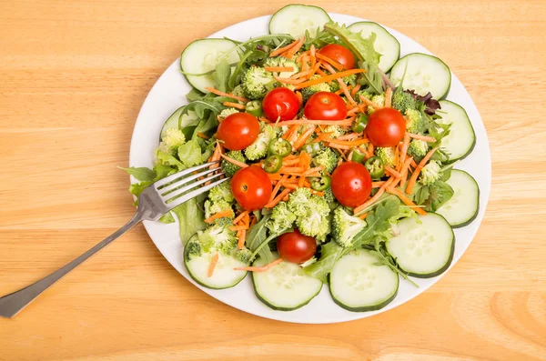 Ensalada de verduras frescas con pimientos de Cayena en rodajas —  Fotos de Stock