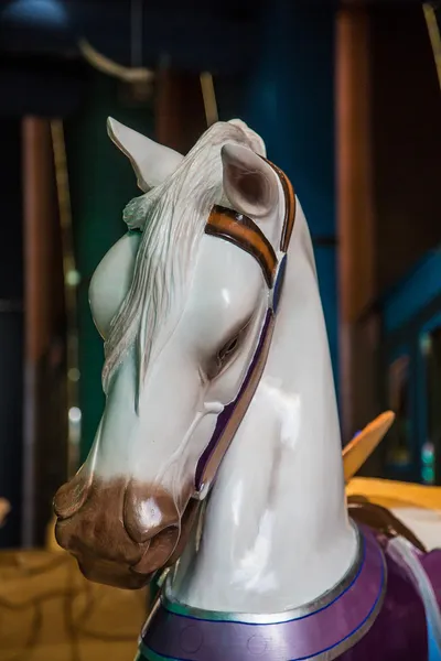 Επικεφαλής της άσπρο άλογο από το καρουσέλ — Φωτογραφία Αρχείου